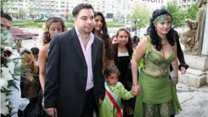 Blestemul nu a parasit familia manelistului salam! Asa N Ai Vazut O Niciodata Pe Regretata Sotie A Lui Salam Uite Cum Ii Statea Fanicai Cu Parul Lung Si Impletit In Codite Buna Ziua Iasi Bzi Ro