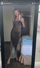 Alicia Moffet est sensationnelle en robe longue translucide pour une sortie  romantique en Andalousie