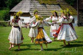 Noaptea de sanziene isi danseaza luna. SÄƒrbÄƒtoarea De Sanziene In Datini Si SuperstiÅ£ii Sacalatorim Ro