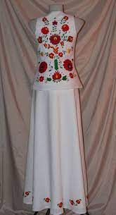.ruha, kalocsai mintájú ruha, kalocsai ruhák, ruha kalocsai hímzéssel, kalocsai hímzésű ruha. Kalocsai Ruha Regi Magyar Motivumaink Matyo Himzeses Menyasszonyi Ruha Fashion Dresses Folk Costume