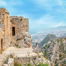 Girne / St. Hilarion Kalesi 💛 Beşparmak Dağları'nda konumlanan üç kaleden  biri olan St. Hilarion Kalesi, dağın batısında, deniz seviyesinden 700  metre yükseklikte bulunmaktadır. 10. yüzyılda Kudüs'ten Kıbrıs'a göç eden  ve orada