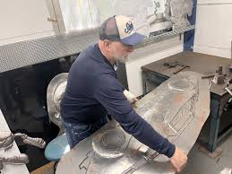 Dieser Betriebsinhaber erschafft Superhelden aus Metall