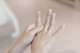 Justru di malam hari, semua segelintir pahit racun hati yang bersamamu kian kebas. Tangan Sering Kesemutan