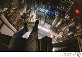 يلتقط أندرو وعمره 27 عام ا والمقيم في هونغ كونغ ويقوم بتصوير صور سيلفي أي تصوير نفسه أثناء تسلقه المت Hong Kong Photography Climbers Landmarks