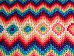 Auf dem rasen rasen hasen, atmen rasselnd durch die nasen. Beautiful Colorful Crochet Blanket With Granny Squares And Chevrons Via German Blog My World Of Crochet Tagesdecke Hakelarbeiten Decke Hakeln