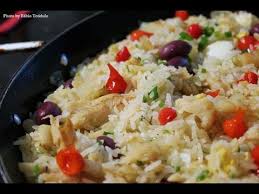 Regue com a água onde cozeu o bacalhau (3 vezes o volume do arroz), rectifique o sal e deixe levantar fervura. Arroz Com Bacalhau Youtube