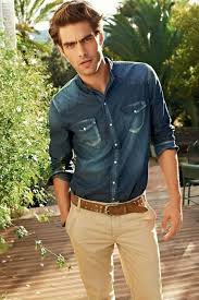 Calça Bege Com Camisa Jeans Masculina Combinacao Imbativel Camisa Jeans Com Calcas Chino Camisa Jeans Moda Para Homens Jon Kortajarena