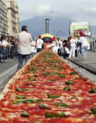 A Bunch Of Chefs In Italy Just Made A Pizza That S Over A Mile Long How To Make Pizza Italy Chef