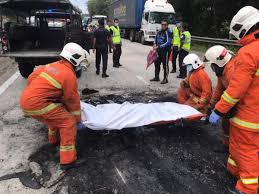 Usia baru setampuk pinang, tiga sekawan maut di tempat kejadian apabila merempuh. Suami Isteri Maut Rempuh Kereta Melintang