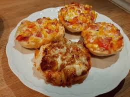 Die Besten Pizzabrotchen Aller Zeiten Von Zwergenmuomi Chefkoch Rezept Pizzabrotchen Fingerfood Rezepte Partyrezepte Fingerfood