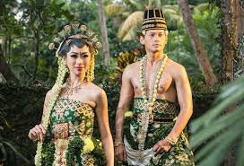 Masalahnya, kulit di sekitar mata memang kulit yang bukan main temperamental halus. 4 Tata Rias Pengantin Yang Popular Dari Adat Jawa Weddingku Com