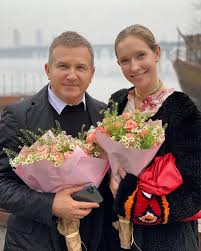 На фото горбунов идет впереди и держит осадчую за руку. Poleznye Sovety Roditelyam Kak Katya Osadchaya I Yurij Gorbunov Razvlekayut 3 Letnego Syna Ledi Materinstvo Na Joinfo Com