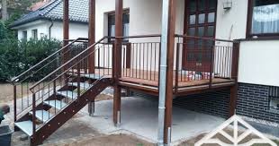 Erhohte Terrasse Aus Bangkirai Mit Holztreppe Und Aussentreppe Eingang Treppe Eingangstreppe Erhohte Terrasse