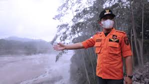 Jika gunung meletus, berlarilah ke arah sungai, jangan menuju ke gunung sawur. 5. Pasca Gunung Semeru Meletus Bupati Cak Thoriq Fokus Evakuasi Times Indonesia