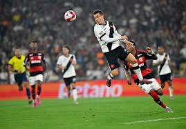 Queda de produção dos laterais acende alerta no Vasco, que monitora reforços para a posição