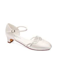 Il sandalo nelle sue mille forme e varianti è adatto a completare qualsiasi look formale o casual. Scarpe Da Sposa Basse 40 Modelli Che Ti Conquisteranno