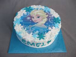 Auch Ein Tortenaufleger Muss Nicht Langweilig Aussehen Es Kommt Halt Immer Auf Die Torte Darunter An Und So Kann Auch Eine Schlichte Torte Cake Desserts Food