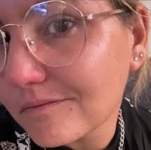 Elizabeth Laub's Instagram, Twitter & Facebook