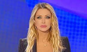 La conduttrice sportiva paola ferrari ha voluto entrare di diritto nella rosa delle donne della televisione e dello spettacolo italiano che si sono mostrate volontariamente senza trucco. Avete Mai Visto Paola Ferrari Senza Trucco Ecco La Famosa Conduttrice In Versione Acqua E Sapone I Fan Rimangono Di Stucco