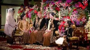 Dengan hiasan bunga yang dipasang di bunga menjadi ornamen yang sarat makna, karena menjadi simbol harapan hidup baru kedua mempelai akan indah dan berwarna. 4 Hal Unik Di Dekorasi Pernikahan Kahiyang Bobby
