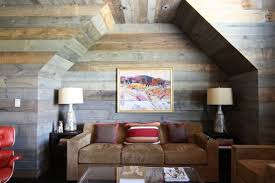 Utilisation Du Bois Comme Lambris Pour Un Mur Et Un Renforcement De Mur Dans Une Piece A Vivre Chaleureuse Et Confo Palettes Murales Palette Bois Salon En Bois