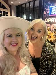 Wohooo we have arrived in NASHVILLE 🇺🇸✈️🐝🫶🏽 this place is AWESOME, a  dream come true. Can anyone recommend bars likely to see country  celebrities ? Going to broadway tonight around 18.30pm. Do