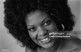 21点のMargie Josephの写真と高解像度写真