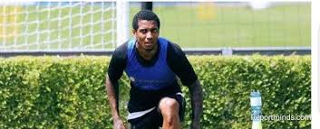 Ashley young has suddenly grown loads of hair and a lot of people have been majorly confused as a result. Ex Man Star Ashley Young Dumps His Skin Haircut Spotted On New Looks Report Minds