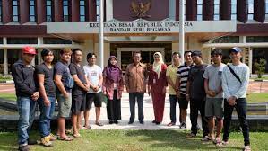 Of brunei, malaysia and indonesian write them as ,.)19. Indonesia Perjuangkan Ratusan Juta Gaji Abk Di Brunei Darussalam Portal Kementerian Luar Negeri Republik Indonesia