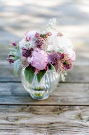 Ihr design herauszufinden, vasen und ihre hochzeit blumen kauf direkt vor der hochzeit top tipps und tricks: Kleiner Brautstrauss In Rosa Mit Pfingstrosen Bei Einer Vintage Hochzeit Tischdekoration Hochzeit Blumen Kleine Brautstrausse Vintage Hochzeit