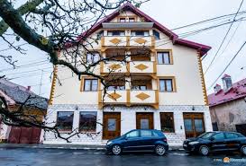 Situată la marginea oraşului arad, la 2,5 km de centrul oraşului, pensiunea roua oferă unităţi de cazare cu aer condiţio. Cazare Cu Vouchere De VacanÈÄ