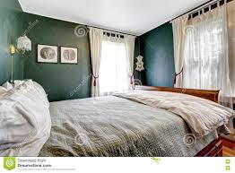 Es wird erbaut unter benutzung einer zimmererwerkbank. Kleines Schlafzimmer Mit Holzernem Bett Dunkelgrune Wande Stockbild Bild Von Entwerfer Real 73906029