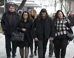 Γιακουμάκης κατηγορείται ότι επιτέθηκε και χτύπησε με τα χέρια του στην πλάτη και τον. Sokarei H Eikona Toy Patera Toy Giakoymakh Exei Na Koyreytei Apo Tote Poy Pe8ane O Gios Toy Photo