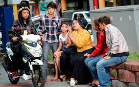Dalam beg tangan itu tersimpan dokumen penting kepunyaan ahli perniagaan kaya, tan sri bakhir. Bro Nampak Motor Gua