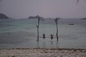 Pasir pantai sipelot sangat halus dan berwarna kecoklatan, ditambah lagi ada air terjun sipelot yang memesona. Yang Baru Di Pantai Tanjung Aan Ayunan Cinta