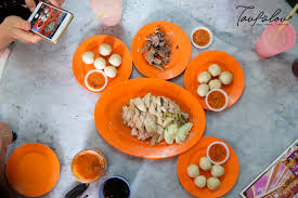 Bean sprouts on our plate the chicken rice shop fishballs are known made by saitou fish, has an irresistible springy texture, not sure why but definitely is a perfect treat while. Chung Wah Chicken Rice Ball Melaka I Come I See I Hunt And I Chiak