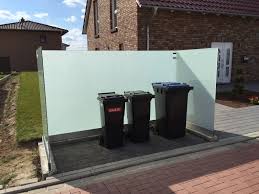 Glasabtrennung Fur Einen Mulltonnenplatz Www Schwarzeglas De Trash Can Canning