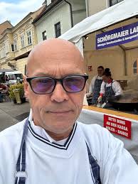 Leopoldimarkt in Stein. Unser berühmter Laberstand. Stand schauen,  herumflanieren und Freunde treffen. Dann eine kleine Jause mit Glühwein und  Punsch genießen