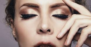 Los delineados de ojos que existen en la actualidad van de la mano con todos los estilos y es totalmente cierto que puedes hallar la técnica que más funcione con lo que estás deseando lograr. Como Hacer Un Delineado De Ojos Perfecto Paso A Paso