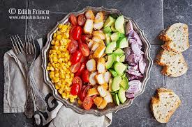 După preferinţe se poate pune un strat de porumb şi să se presare alunele rămase. Salata Cu Pui Si Avocado