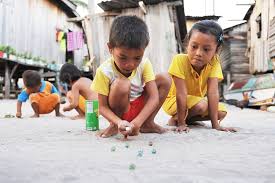 Ajak si kecil untuk bermain permainan tradisional. Ayo Perkenalkan Permainan Tradisional Agar Anak Lebih Sehat Halaman All Kompas Com