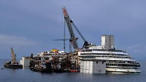 Costa concordia disaster, the capsizing of an italian cruise ship on january 13, 2012, after it struck costa concordia disaster. Havarie Der Costa Concordia Kostet Reederei 1 5 Milliarden Euro