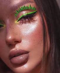 The Floating Eyeliner Is Summer S Hottest Makeup Trend No Eyeliner Makeup Crazy Makeup Creative Eye Makeup