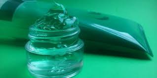 Pertama, bersihkan kulit wajah memakai sabun muka untuk mengangkat semua kotoran. 10 Manfaat Aloe Vera Untuk Wajah Bantu Produksi Dan Pelepasan Kolagen Merdeka Com