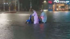 我住的地方已經淹水了， 所以我清楚淹水的痛苦。 幾年來，不斷的透過本粉專 作為淹水訊息的分享， 甚至每個留言還透過一些當地的協助 認證淹水消息。 小編一直以來都說 沒有政治或者地方色彩， 只希望地方單位能更重視淹水問題 進而得到改善，讓大家大雨天不用擔心。 更希望本粉專有「消失」的一天， 希望台南不再淹水， è±ªå¤§é›¨é‡€æ·¹æ°´å°å—å¸‚åœç­èª²ä¸€å¤© è¯è¦–æ–°èžç¶²