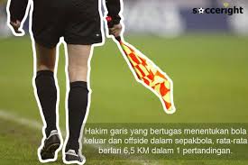 Jan 10, 2013 · dalam memimpin suatu pertandingan wasit dibantu oleh 2 orang hakim garis dan 1 wasit cadangan. Socceright Hakim Garis Dalam Pertandingan Sepakbola Merupakan Anggota Tim Wasit Secara Keseluruhan Mereka Memiliki Peranan Penting Dalam Pertandingan Sepakbola Tugas Mereka Adalah Sebagai Asisten Wasit Utama Dalam Pertandingan Tetapi Tau Kah