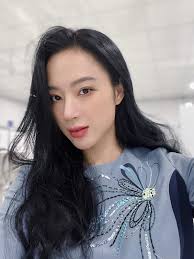 Angela Phương Trinh body lực điền, mặc đồ kín đáo lại dịu dàng hết mực