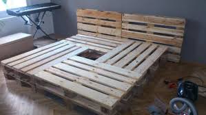 Die europalette (europoolpalette) dürfe den meisten menschen heutzutage ein begriff sein und die meisten von ihnen werden solche eine palette sicherlich auch schon gesehen haben. Bett Aus Paletten Kosten Schlafen Holz