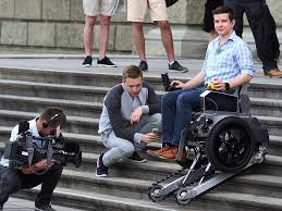 Der rollstuhl wird einfach über die treppenraupe gezogen, die person angegurtet, der rollstuhl verriegelt, die kippen und der kippstand eingeklappt, dann kann die treppe befahren werden. Dieser Rollstuhl Mit Fussen Kann Sogar Treppen Steigen Ingenieur De