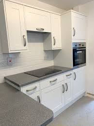 Use a white countertop to make a smaller space appear larger or use it in a bolder palette to balance dark shades or layered textures for a modern look that makes a statement. Howdens Allendale Kitchen The Used Kitchen Company